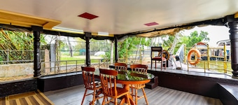 OYO 45299 Big B Sharing Houseboat
