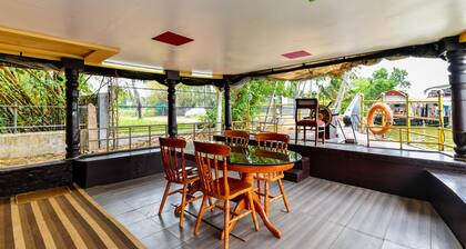 OYO 45299 Big B Sharing Houseboat