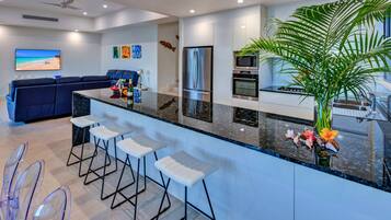 Casa | Cuina privada | Frigorífic, microones, placa de cuina i rentaplats