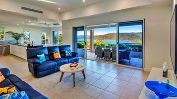 House | Ruang tamu | TV, meja ping pong