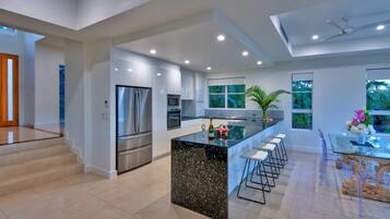 Casa | Cuina privada | Frigorífic, microones, placa de cuina i rentaplats