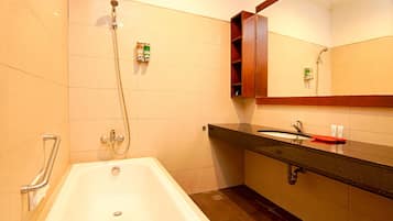 Habitación superior con 1 cama matrimonial o 2 individuales | Baño | Tina con regadera, bidet, toallas, jabón