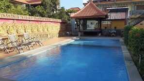 Piscina a l'aire lliure i para-sols