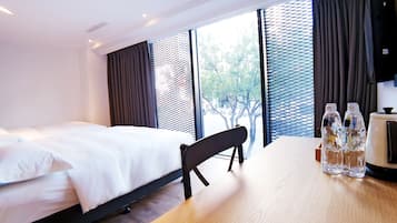 Habitación cuádruple Elite | Edredón, cortinas blackout, wifi gratis y ropa de cama