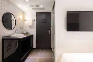 Business Twin Room | Down comforters, blackout drapes, free WiFi, bed sheets - River inn Station (Kaohsiung)