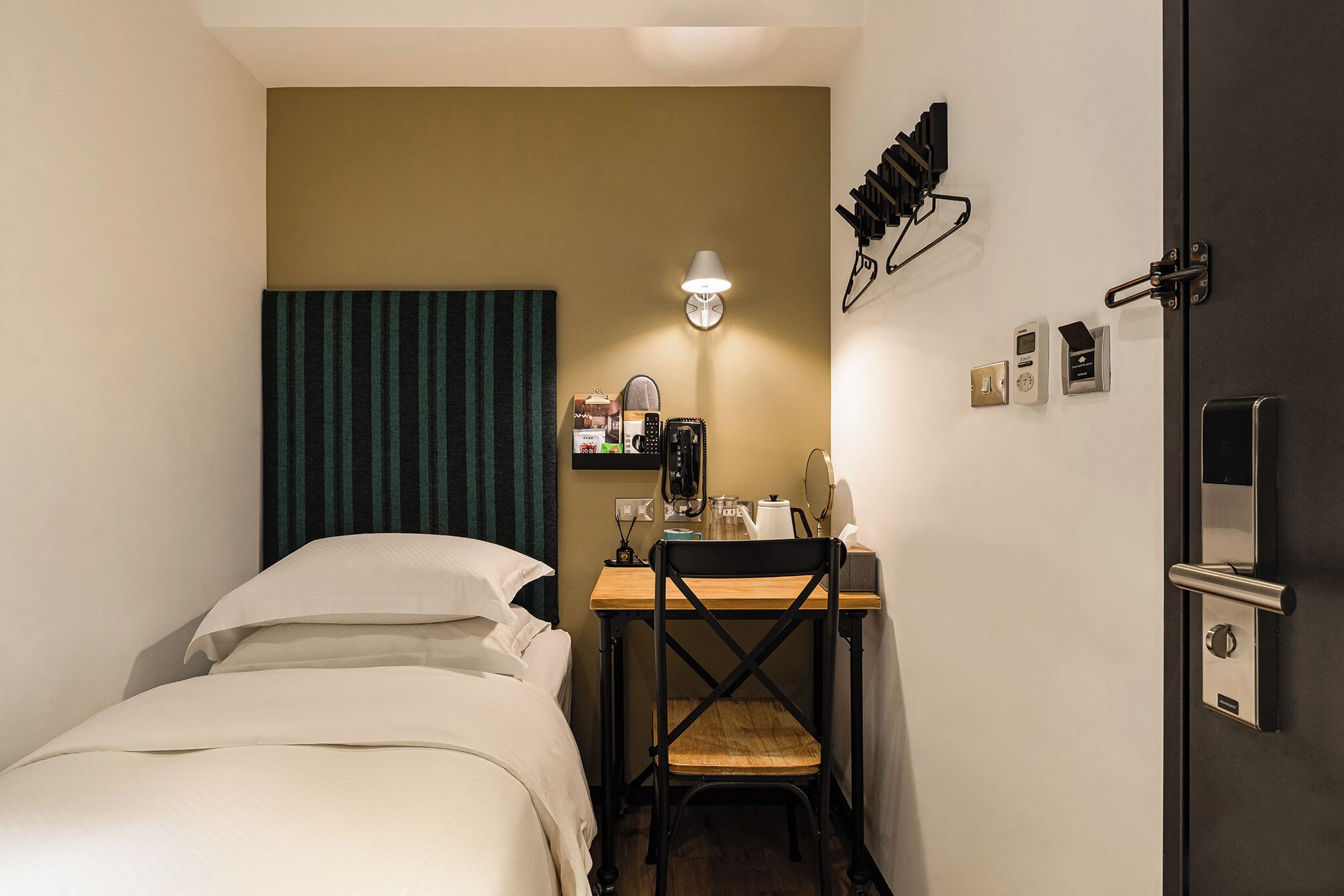 Backpack Single Room | Down comforters, blackout drapes, free WiFi, bed sheets