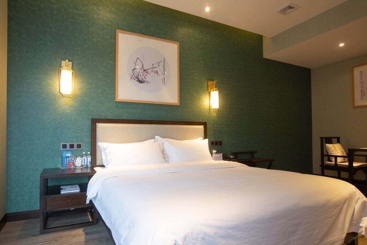 Double Room | Desk, blackout curtains, free WiFi, bed sheets