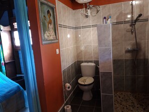 Shower, eco-friendly toiletries, hair dryer, towels - House in a fenced garden with many flowers in the countryside close to main roads (BAIE MAHAULT)