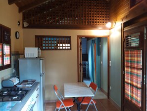 Fridge, microwave, oven, stovetop - House in a fenced garden with many flowers in the countryside close to main roads (BAIE MAHAULT)