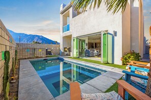 Alberca al aire libre y alberca climatizada