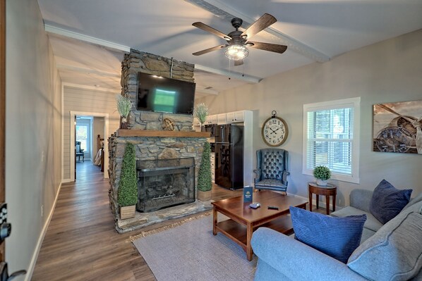 TV, fireplace - Six bedroom combo with flatscreen TVs & spacious lawn - walk to shops & dining (Helen)