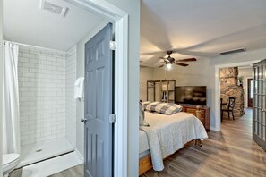 7 bedrooms, iron/ironing board, WiFi, bed sheets - Six bedroom combo with flatscreen TVs & spacious lawn - walk to shops & dining (Helen)