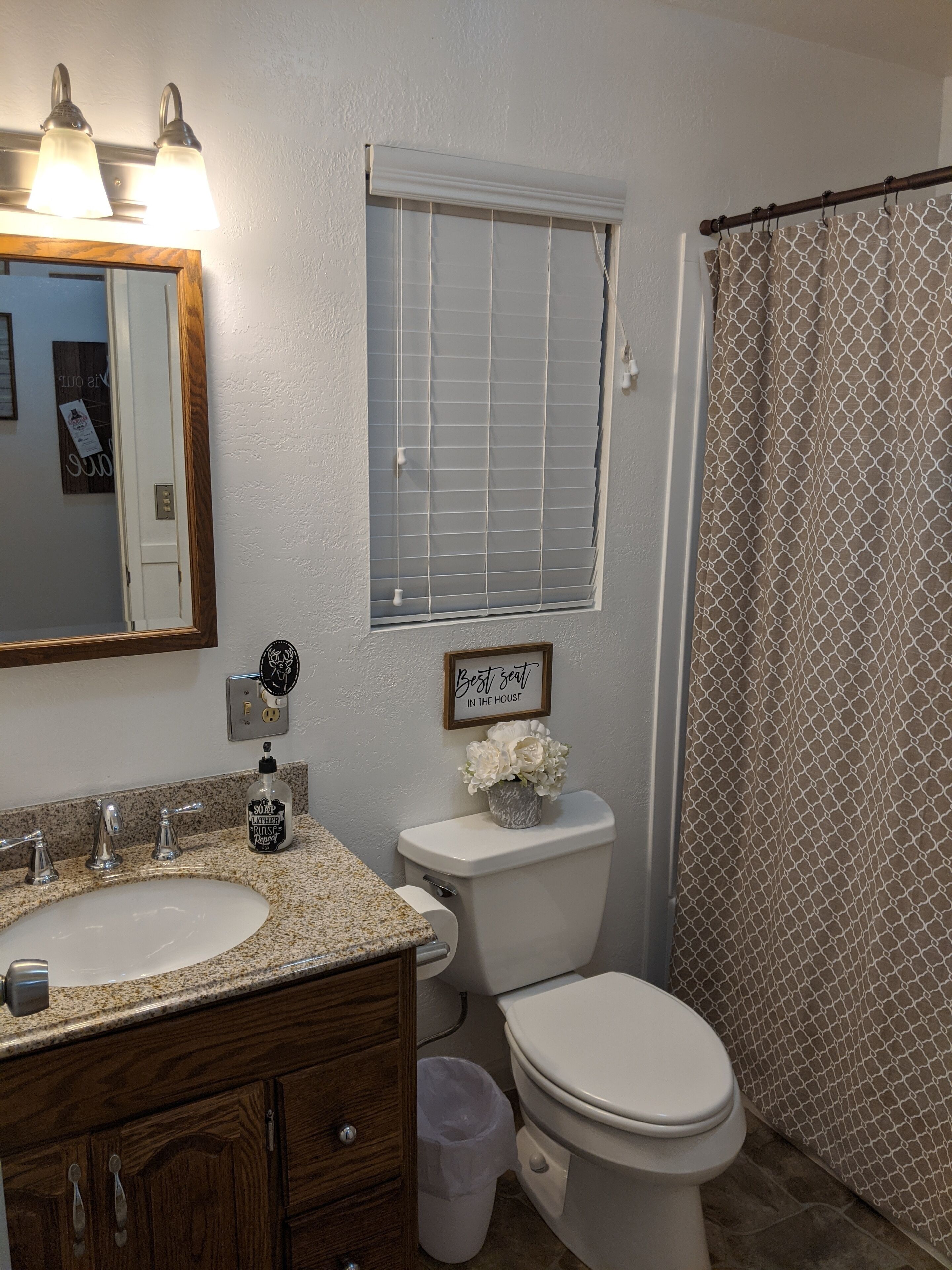 Chuveiro/banheira combinados, secador de cabelo, toalhas de banho 