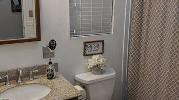 Chuveiro/banheira combinados, secador de cabelo, toalhas de banho