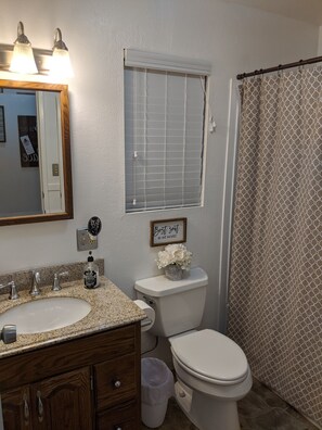 Combined shower/tub, hair dryer, towels, soap - Cozy Cottage near Pinecrest/Dodge Ridge **WiFi** (Long Barn)