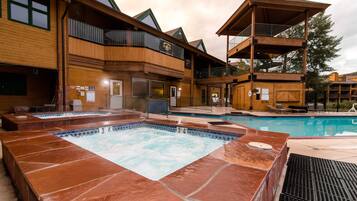 Een binnenzwembad, een buitenzwembad