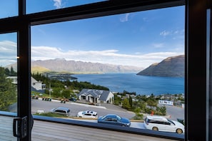 Private 2 Bedroom Apartment | Balcony - Modern, Plush & Picturesque - Brand New Townhouse (Queenstown)