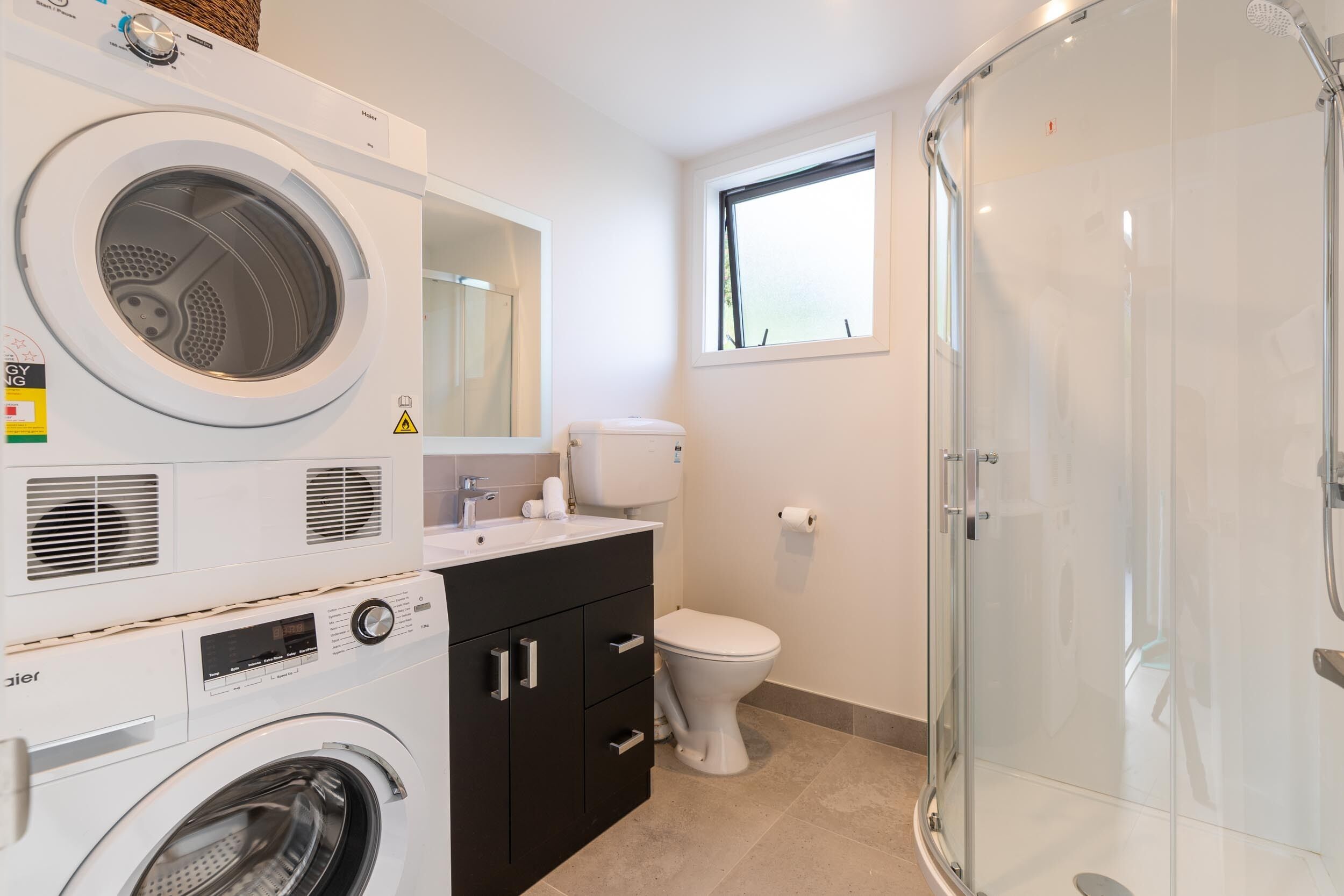 Private 2 Bedroom Apartment | Laundry