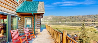 Beautiful, Dog-Friendly Home with WiFi, Private Dock, Beach & Protected Bay