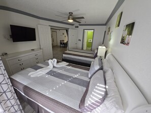 1 slaapkamer, een bureau, een strijkplank/strijkijzer, reisbedje