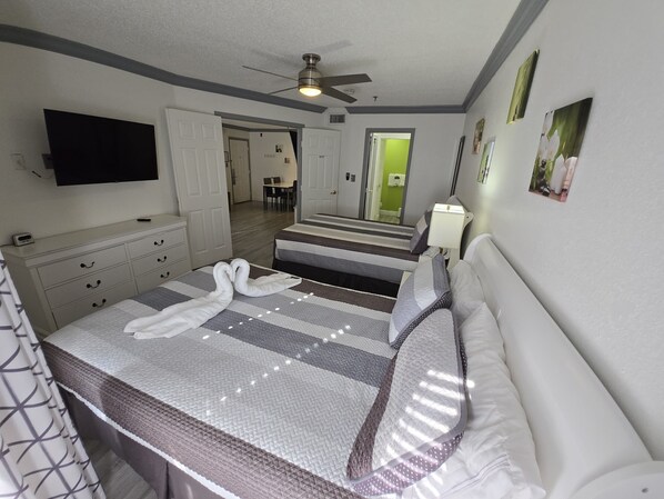 1 quarto, escrivaninha, ferros/tábuas de passar roupa, berço de viagem