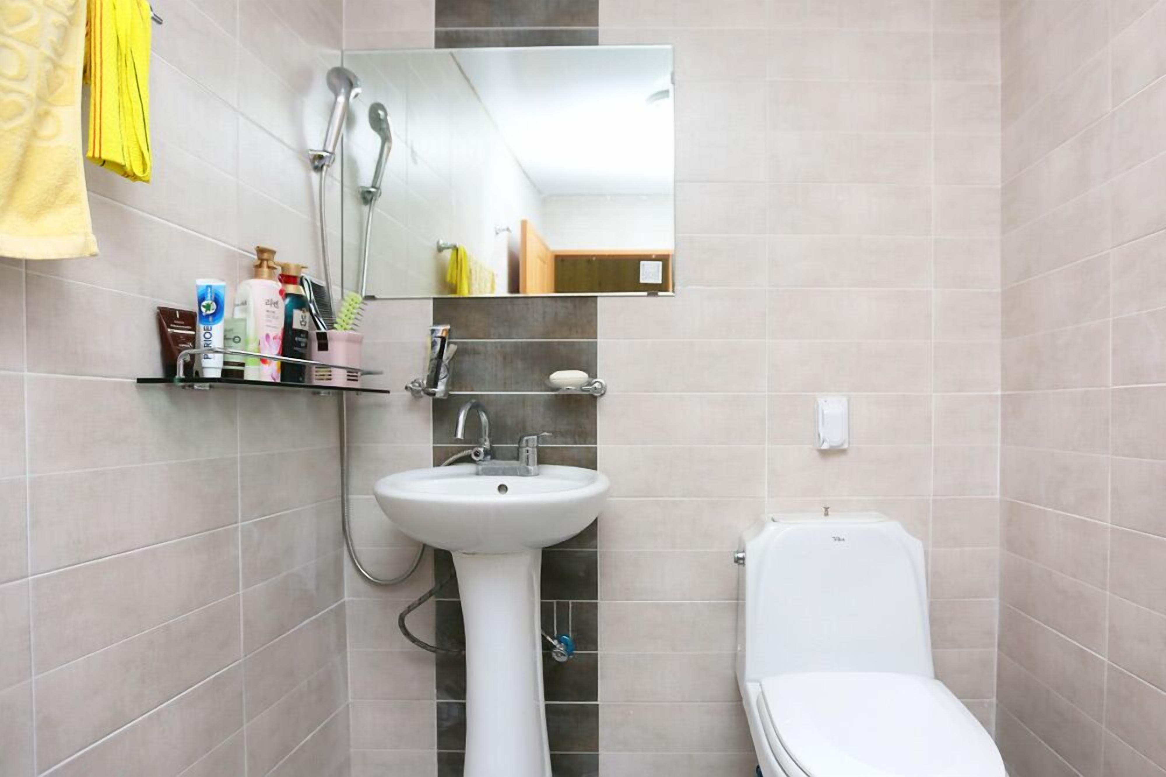 Dupleks (5) | Kamar mandi | Shower, perlengkapan mandi gratis, pengering rambut, dan handuk