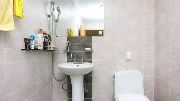 Dupleks (5) | Kamar mandi | Shower, perlengkapan mandi gratis, pengering rambut, dan handuk