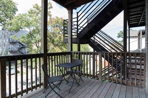 Outdoor dining - 7-Bedroom 2-Flat Perfect for Groups — Near Train, Expressway, United Center (Chicago)