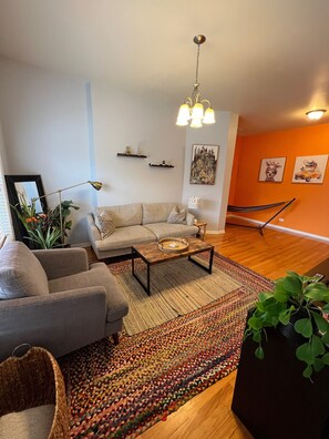 Living area - 7-Bedroom 2-Flat Perfect for Groups — Near Train, Expressway, United Center (Chicago)
