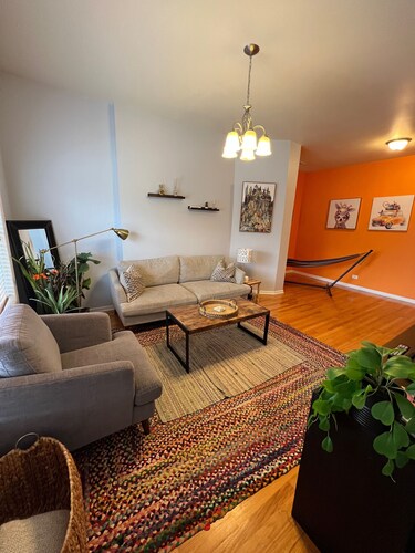 7-Bedroom 2-Flat Perfect for Groups — Near Train, Expressway, United Center