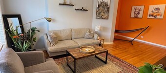 7-Bedroom 2-Flat Perfect for Groups — Near Train, Expressway, United Center