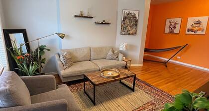 7-Bedroom 2-Flat Perfect for Groups — Near Train, Expressway, United Center