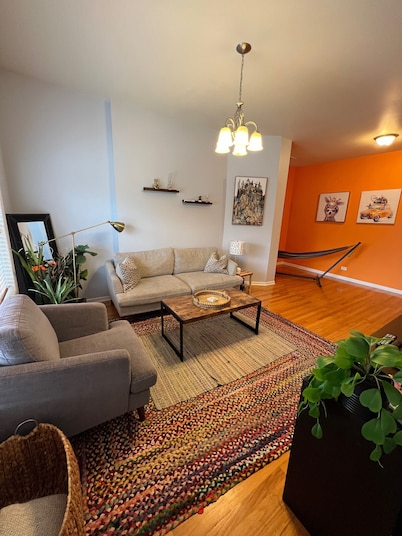 7-Bedroom 2-Flat Perfect for Groups — Near Train, Expressway, United Center