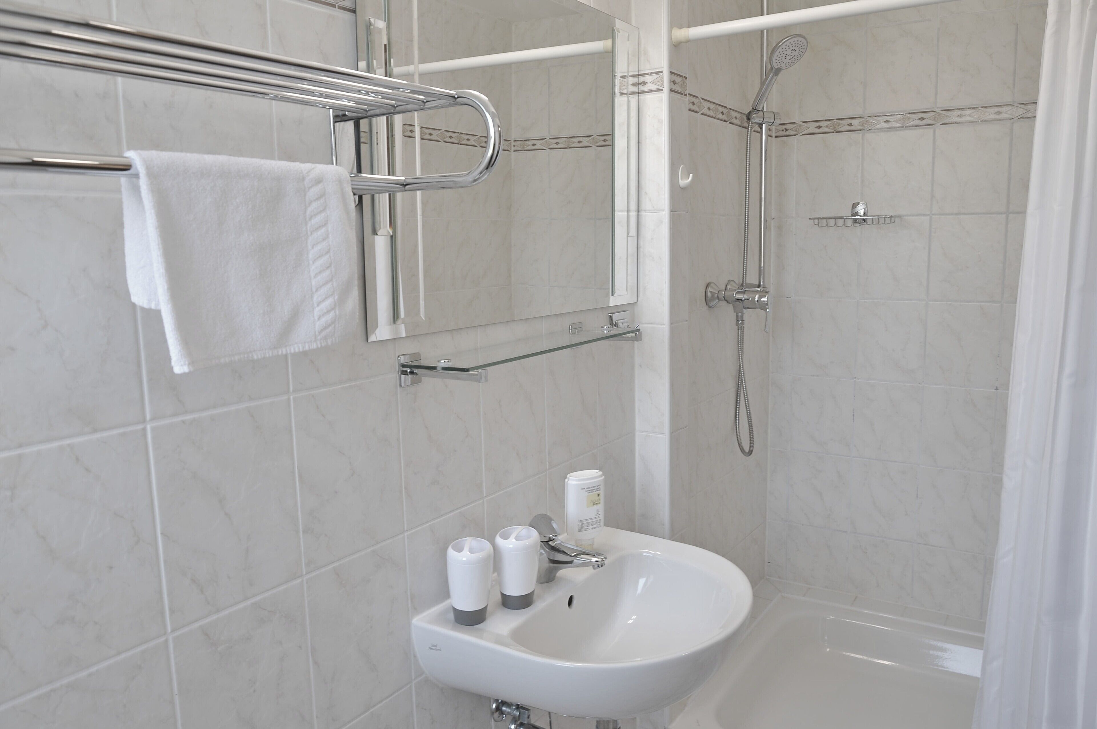 Douche, sèche-cheveux, serviettes fournies, shampoing