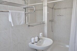 Regadera, secadora de cabello, toallas, shampoo