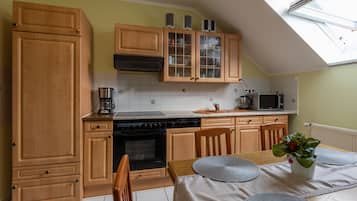 Microwave, oven, dishwasher, coffee/tea maker