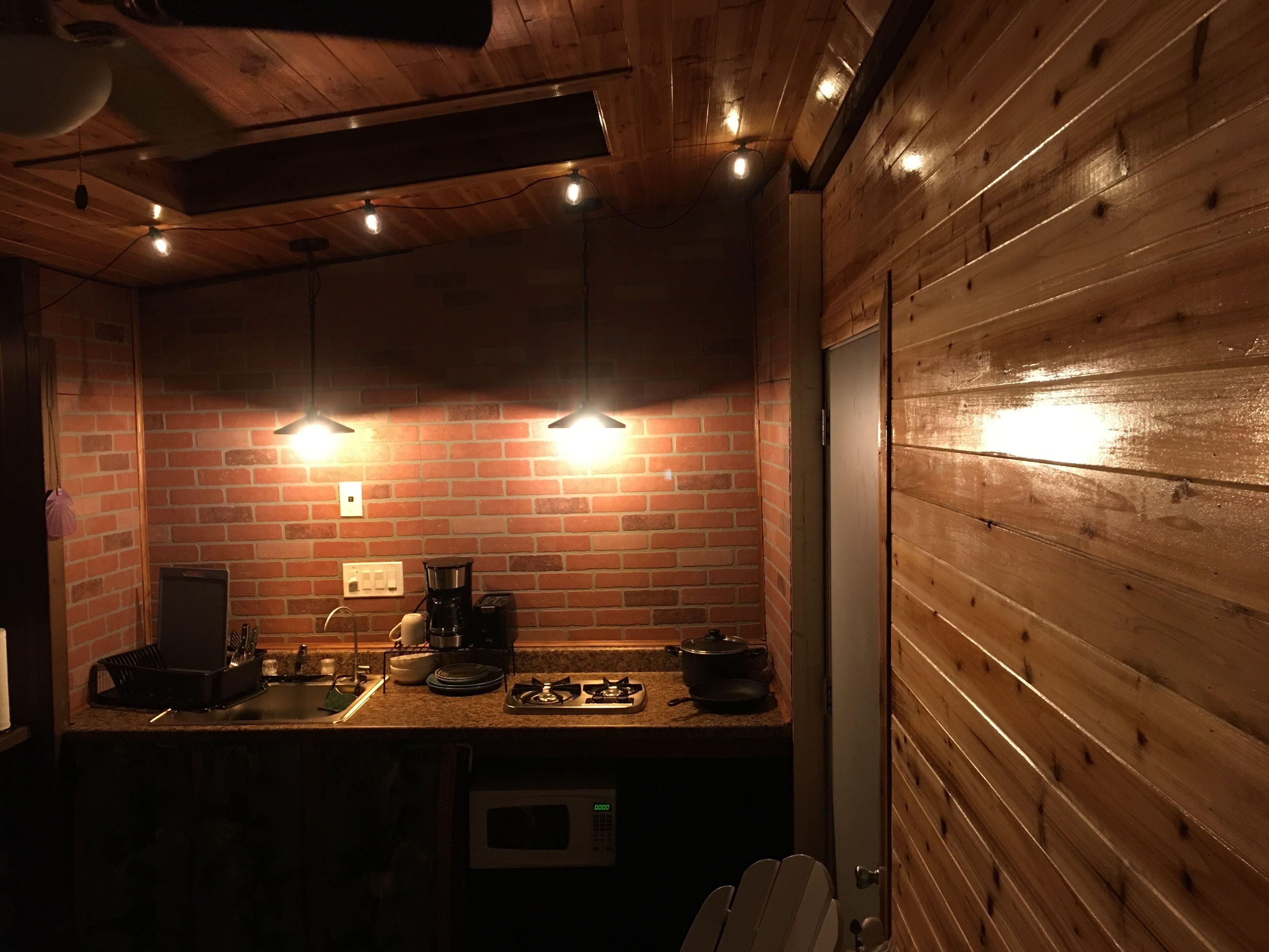 Een koelkast, een microgolfoven, een koffiezetapparaat/waterkoker