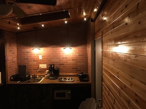 Frigorífico, microondas, cafetera o tetera y tostadora