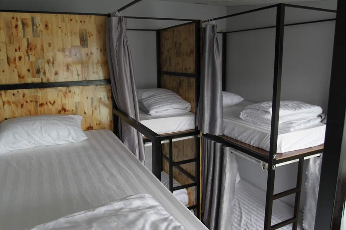 Cortinas blackout, Wi-Fi de cortesia, roupa de cama