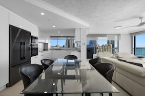 Superior Apartment, Ocean View | Dining room