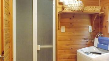 Mökki | 2 makuuhuonetta, silitysrauta/-lauta, ilmainen Wi-Fi, vuodevaatteet