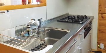 Cottage | Cuisine privée | Réfrigérateur, micro-ondes, plaque de cuisson, bouilloire électrique