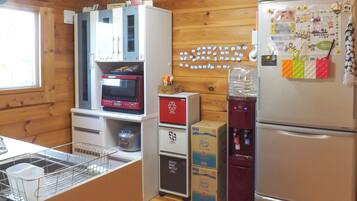 Ferienhaus | Eigene Küche | Kühlschrank, Mikrowelle, Herdplatte, Wasserkocher