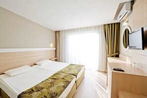 迷你吧、筆電工作空間、床單