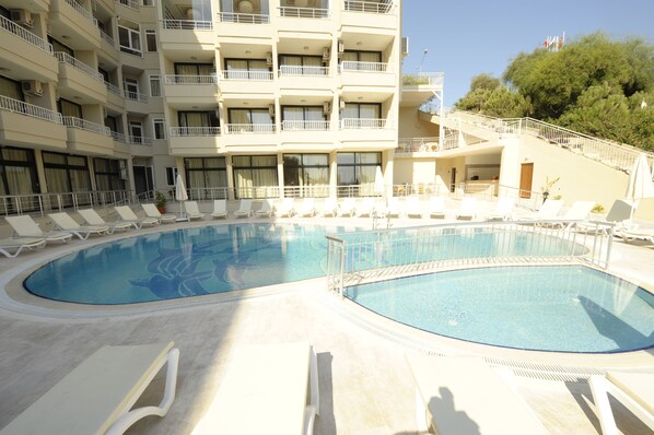 Außenpool (je nach Saison geöffnet), Cabañas (kostenlos), Sonnenschirme