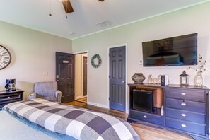 1 bedroom, iron/ironing board, internet, bed sheets - Suite in the Heart of Helen w/Free WiFi & a Short Walk to Sites & Hiking Trails (Helen)