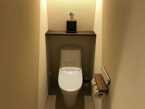 Amenidades de baño gratuitas, secadora de cabello, toallas 