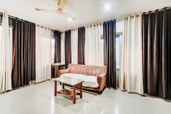 Living room - OYO 64161 Home Hotel Daaven (Bhubaneshwar)