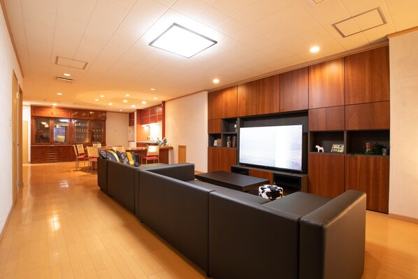 ห้องแฟมิลี่ | บริเวณนั่งเล่น | ทีวีจอแบน 65 นิ้ว พร้อมช่องดาวเทียม, ทีวี