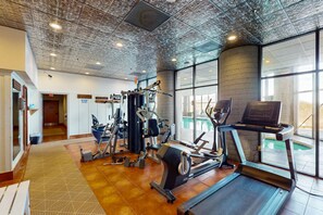 Fitness facility - Luxurious mountain condo with stunning views, shared indoor pool & hot tub (Sugar Mountain)